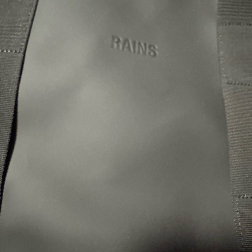 NEW Rains Weekend Bag Small - Picture 2 of 5